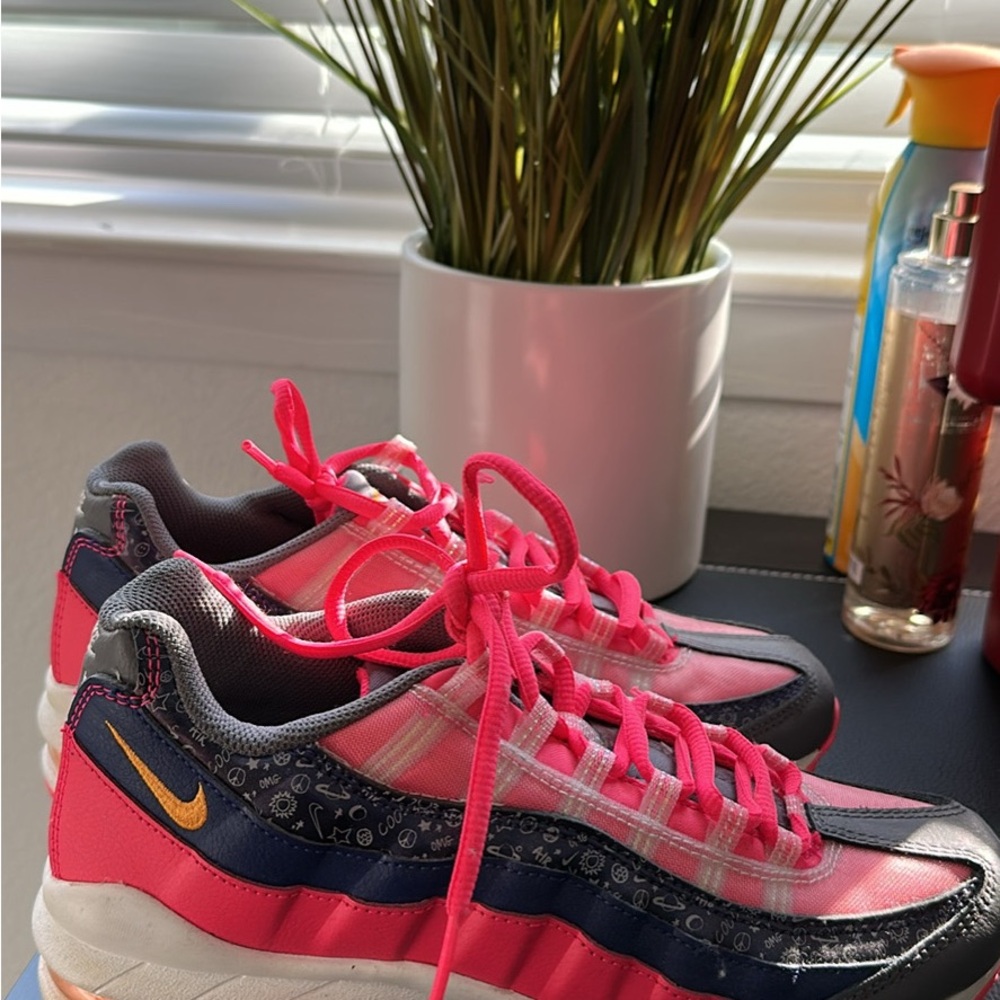 Nike Air Max 95 Pink and Navy Sneakers